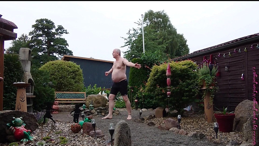 dicker mann im vorgarten 1 ** badehose ** (Carmen Nylonjunge) dicker mann im vorgarten 1 ** badehose ** (Carmen Nylonjunge)