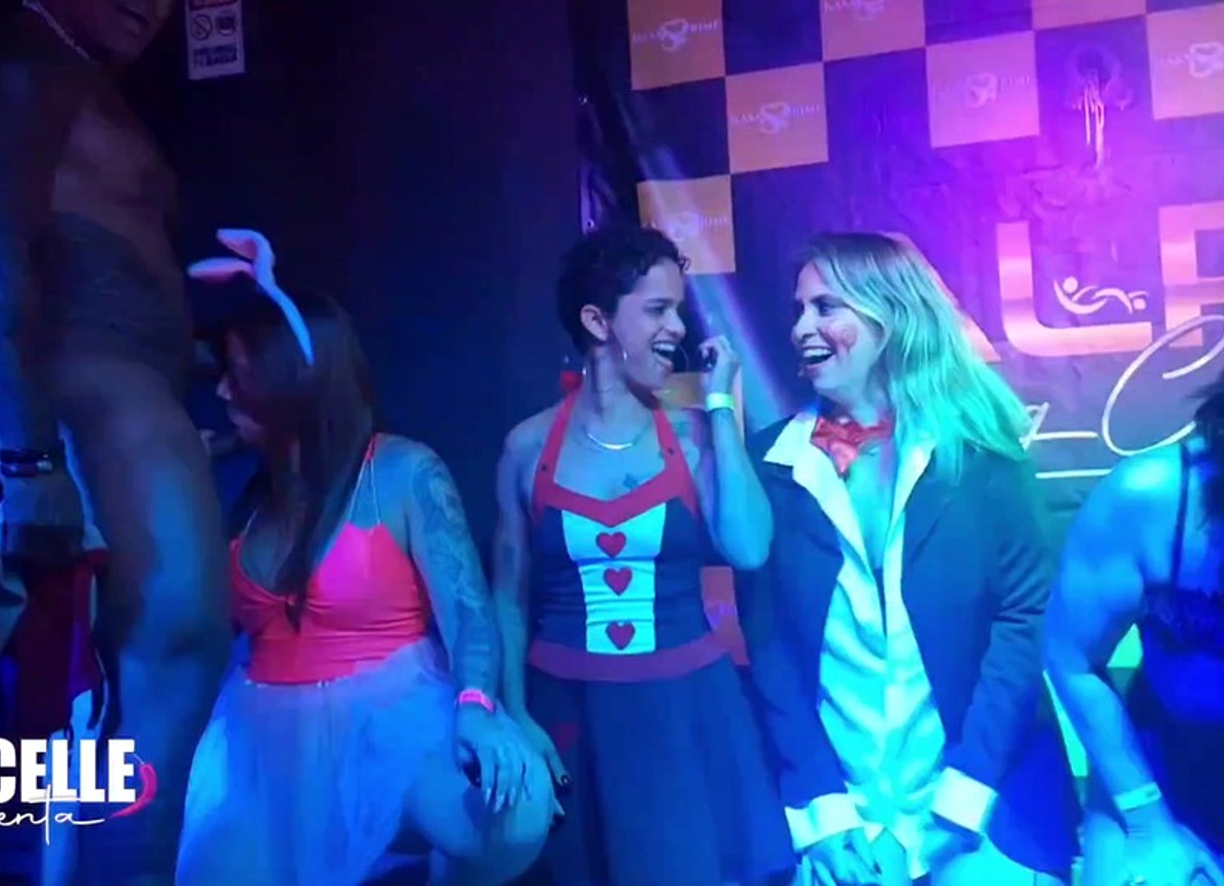 Grupo De Meninas Transando Com Stripper No Palco Da Boate