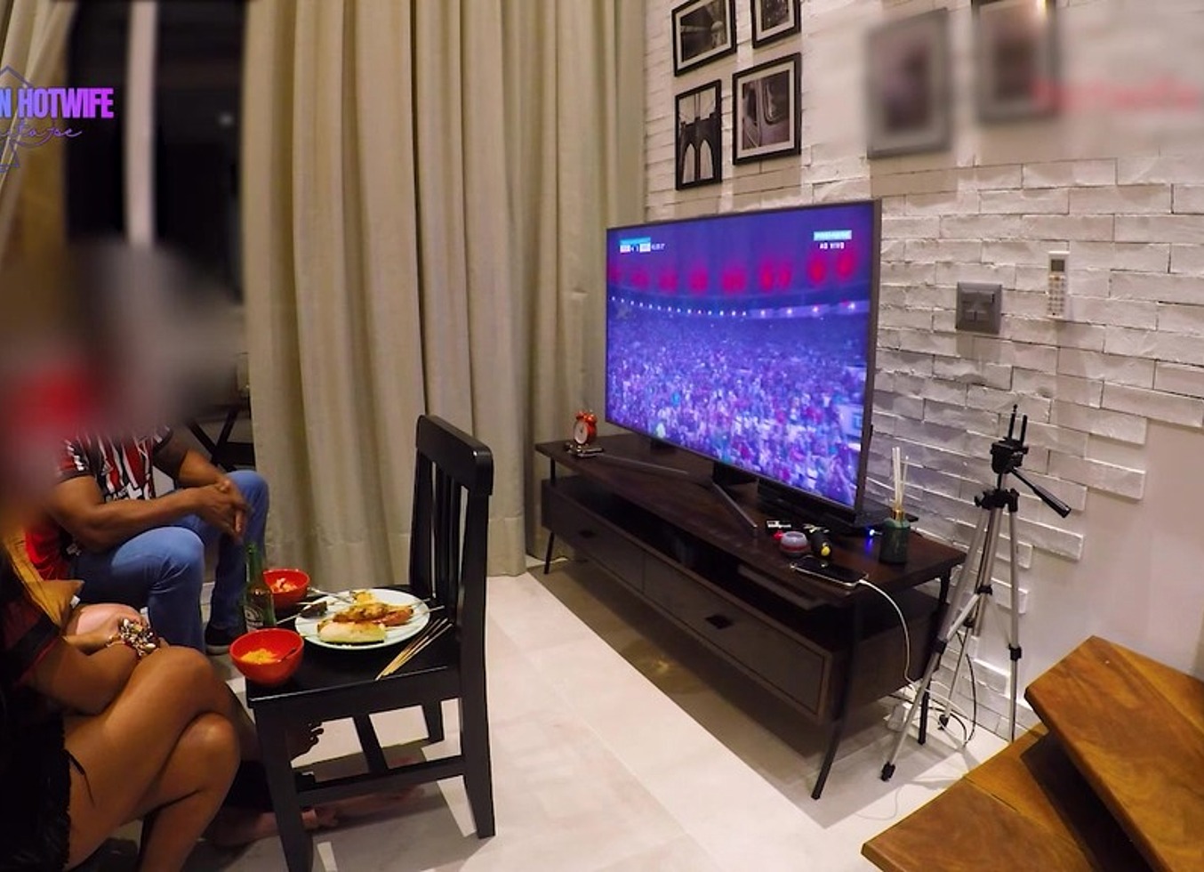 Curtindo O Jogo De Futebol Com Nosso Amigo Que Esta Doido Para Comer A Mulher Do Corno