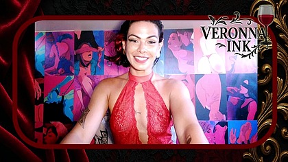 Veronna mostra os seios e brinca com plug e dildo de vidro I