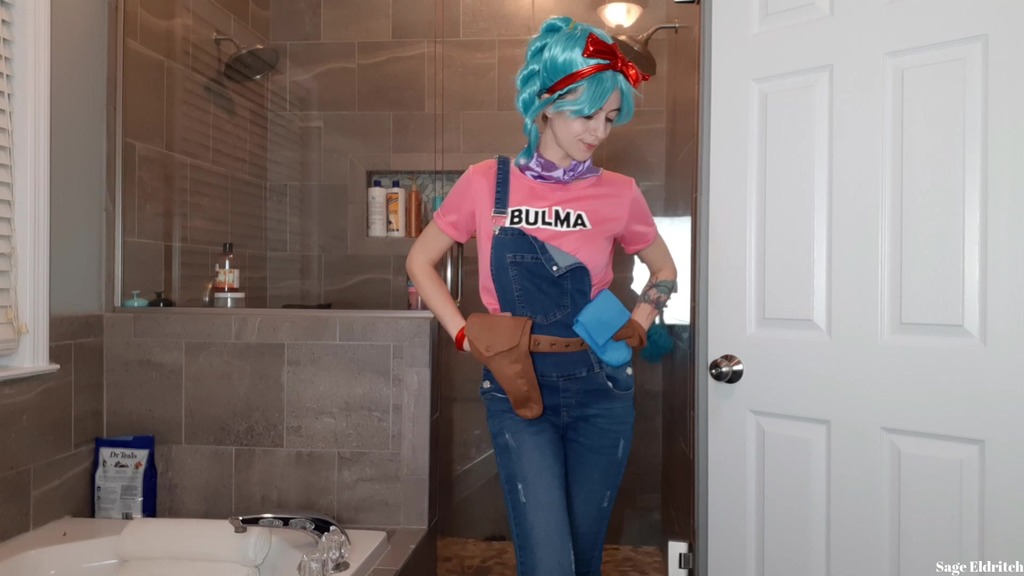 Бульма мочит свой джинсовый комбинезон и трусики Сейдж Элдрич