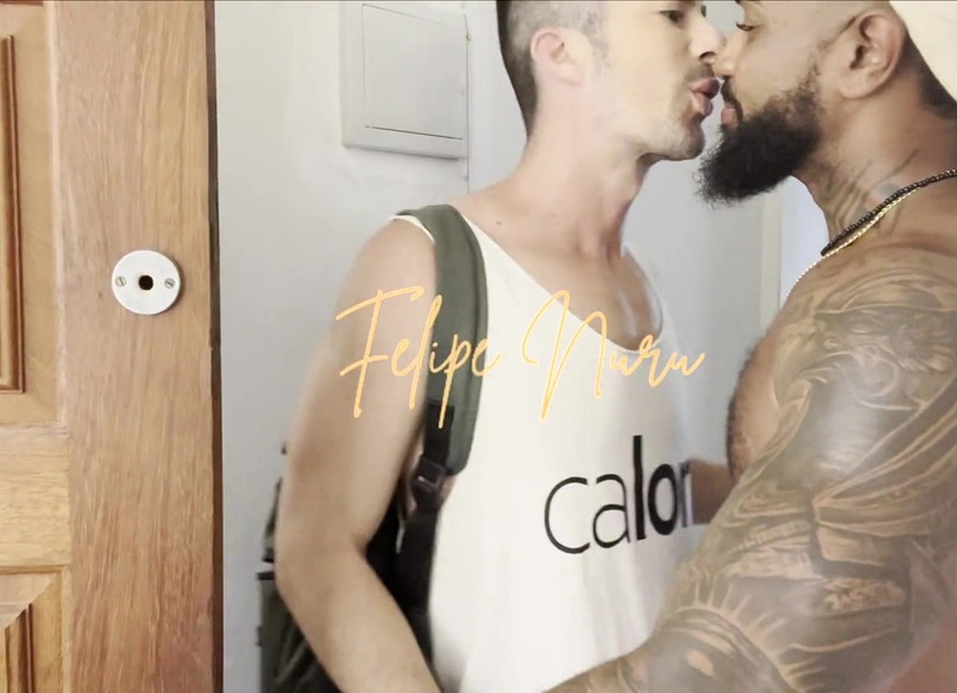 Preto No Branco, Ele Mal Entrou No Apto E Ja Caiu De Boca No Meu Pau