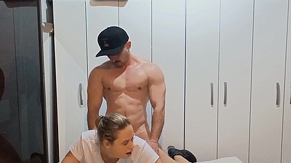 Hotwife submissa levou pau na cara e gozada dentro do cu