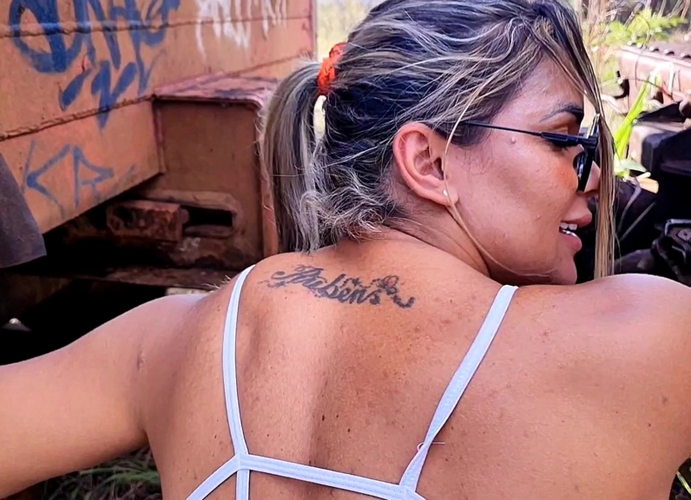 She Is A Real Slut And Loves To Have Sex Outdoors In Forbidden Places, We Went To The Railroad And She Soon Opened Her Ass And Pissed And Farted On My Dick. Vagninho E Luna Oliveira