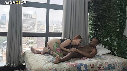 Safada faz programa sem o marido saber e descobre em um video no XVIDEOS