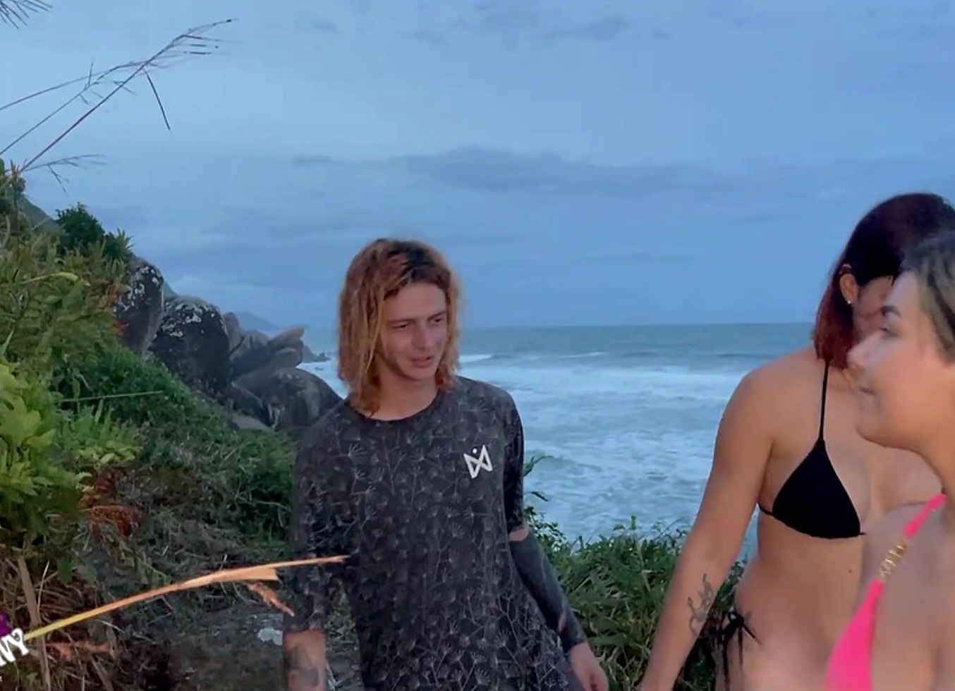 Saimos Para Fazer Trilha E A Novinha Ficou Com Tesao No Meio Do Mato