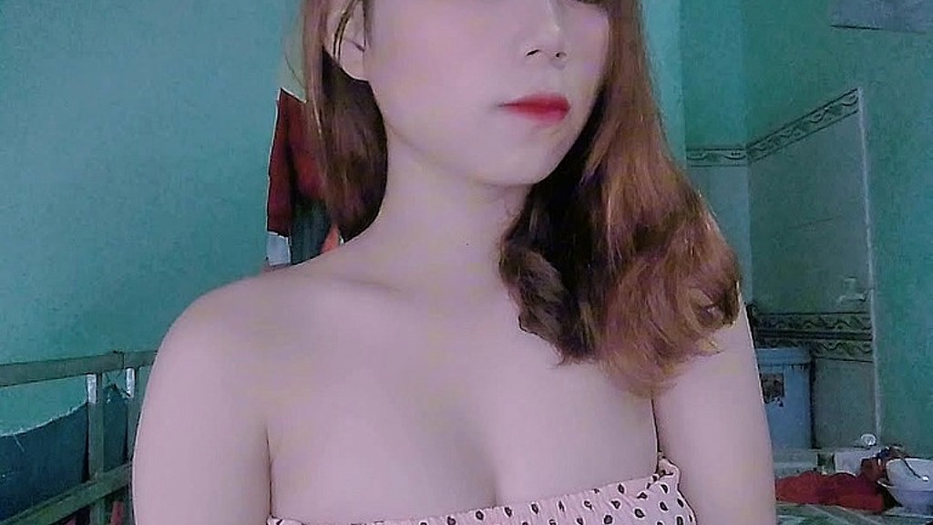 симпатичній дівчині щойно виповнилося 18 (Letrinh, Tomnamky) cute girlfriend just turned 18 (Letrinh, Tomnamky)