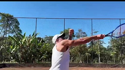 FUI JOGAR TENIS E O CLIMA ESQUENTOU. COMI MEU PARCEIRO NA QUADRA MESMO.