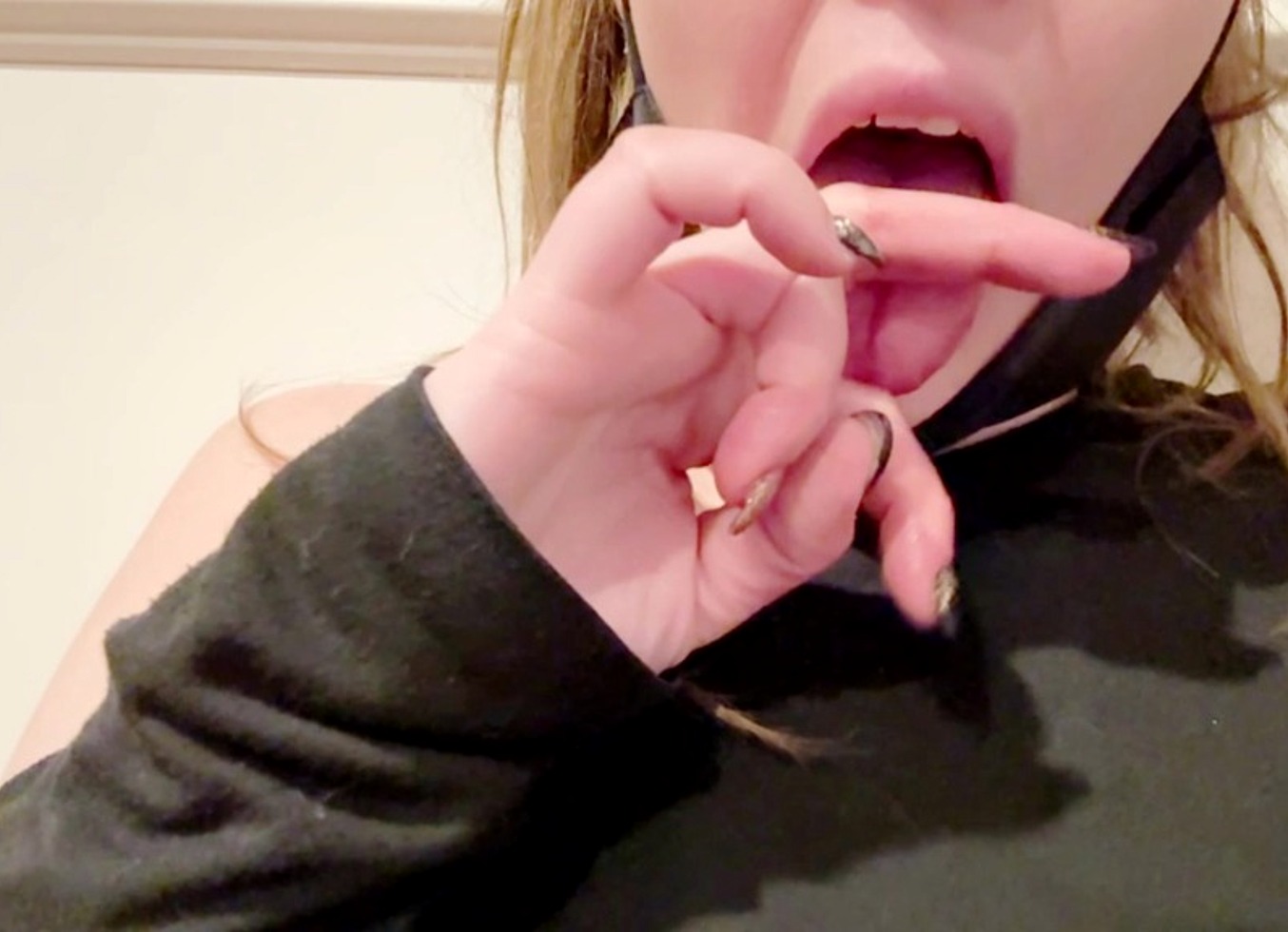 Horny Slut Vaela Vixen Fucks Herself On Her Period