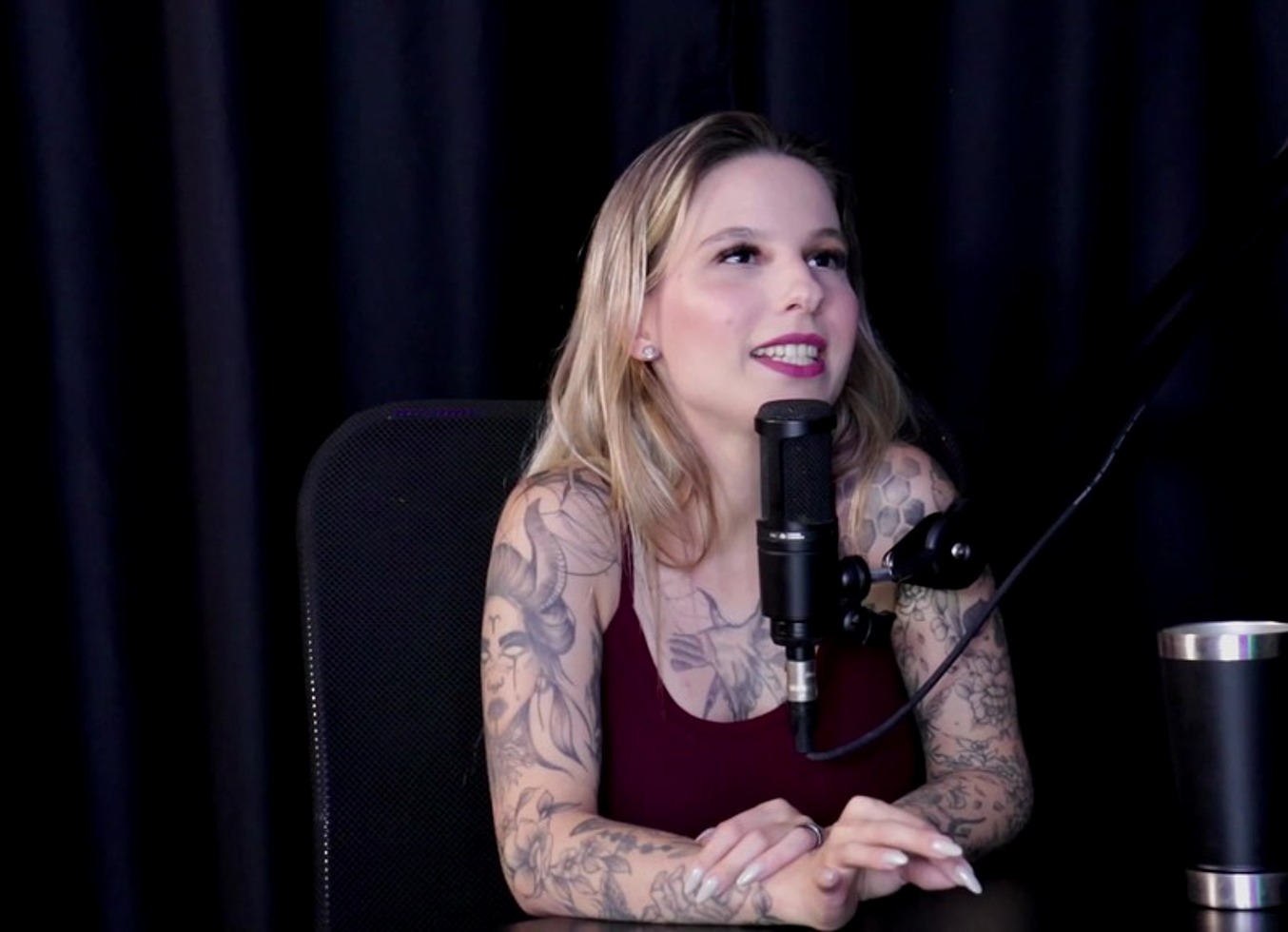 Duas Loiras Gostosas Ficam Peladas, Com Os Peitos De Fora Se Beijando Depois Dela Falar Que Excluiu O Video Chupando O Dedao Do Pe, E A Experiencia No Papo De Pijama - Naty Varga (Sheer/Red)