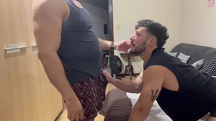 SENTANDO NA PICA DO URSAO PARRUDO