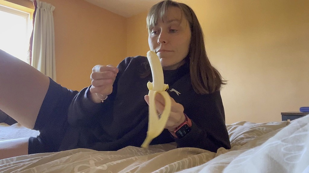 i love sucking on bananas (Wamgirx) i love sucking on bananas (Wamgirx)