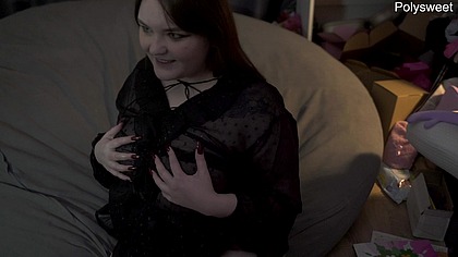 Masturbating in new shoes easily causes sweet squirting on the puffy