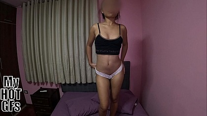 Hermosa morena se desnuda y se toca