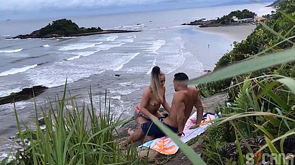 Transei com a loura gostosa na praia e fomos pegos no flagra