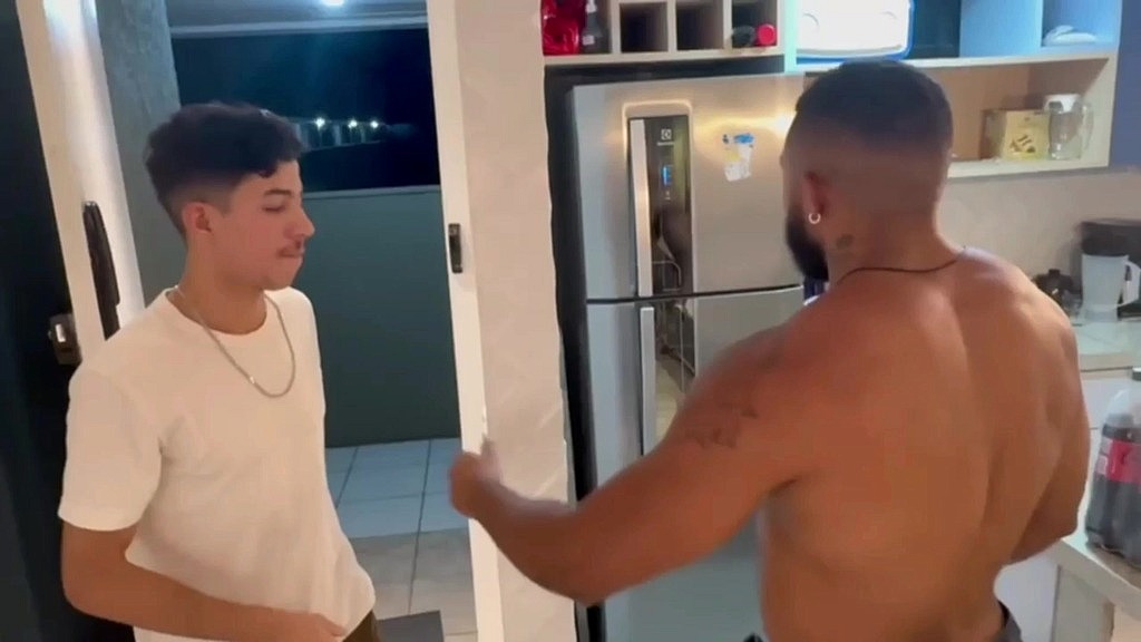 fui fazer uma entrega pro morador e o puto quis me agradar no meu primeiro dia de trabalho. - completo (Carlos Maranhao,Ravi Lucca) fui fazer uma entrega pro morador e o puto quis me agradar no meu primeiro dia de trabalho. - completo (Carlos Maranhao,Ravi Lucca)