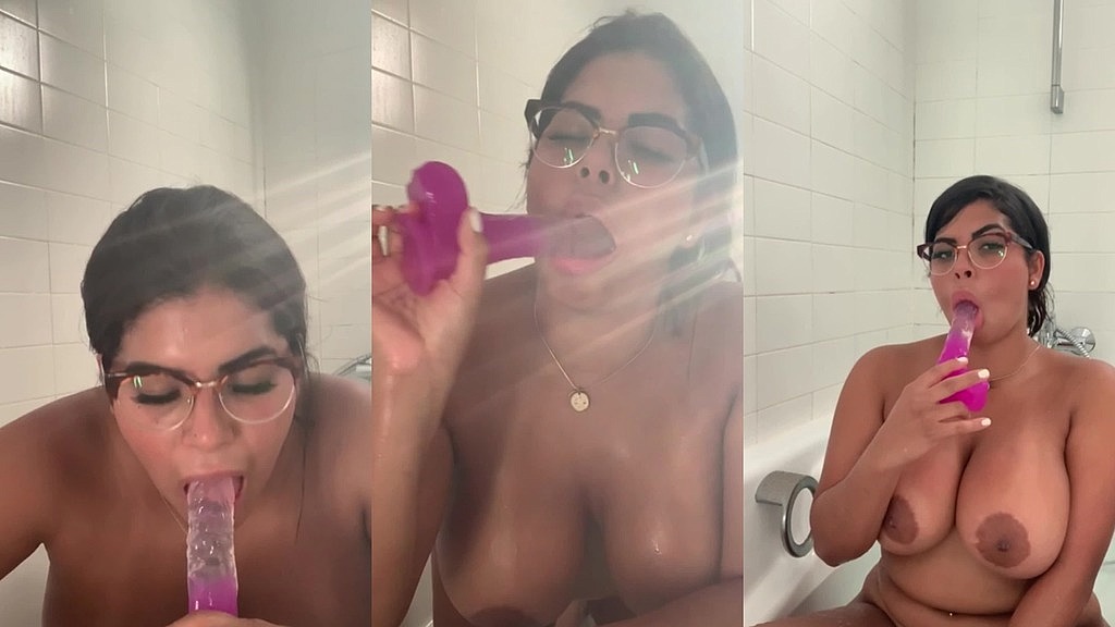 calda masturbazione nella vasca da bagno, giocando con il mio grosso dildo (Sheila Ortega) hot masturbation in the bathtub, playing with my big dildo (Sheila Ortega)