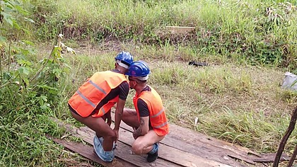 Trabalhadores flagrados praticando sexo no horario de trabalho nos arredores da construcao.