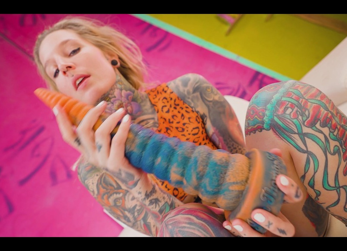 Big Toys Deep Inside Of Alternative Girls Pussy