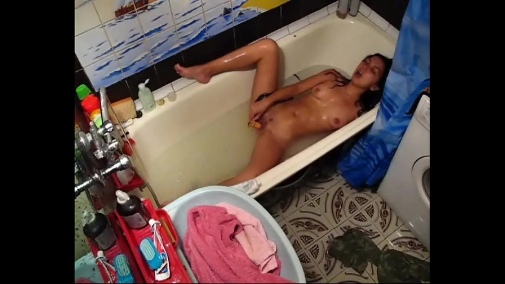 la mia sorellastra appena maggiorenne si scopa il buchetto. telecamera nascosta. (Victoria Tiny) my barely legal step-sister fucks her little hole. hidden camera. (Viktoria Tiny)