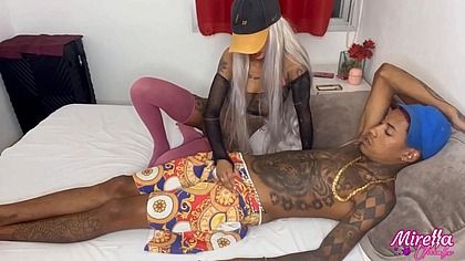 MUITO GOSTOSA ESSA MAGRINHA SENTANDO