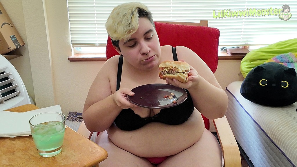 riempiendo la mia faccia grassa con un enorme hamburger! (LilKiwwiMonster) stuffing my fat face with a huge burger! (LilKiwwiMonster)