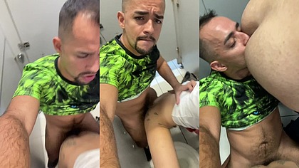 Fodeu o rabo do novo vizinho na noite de natal, as escondidas no banheiro.