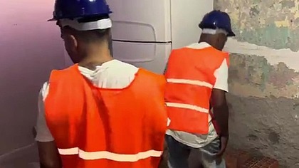 O engenheiro me da uma foda no canteiro de obras.