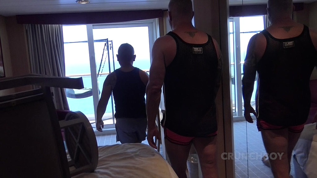 des mecs touristes se baisent sur un beat de la demence lors d une croisiere (Renato Crunchy, Lucas Darren) des mecs touristes se baisent sur un beat de la demence lors d une croisiere (Renato Crunchy, Lucas Darren)