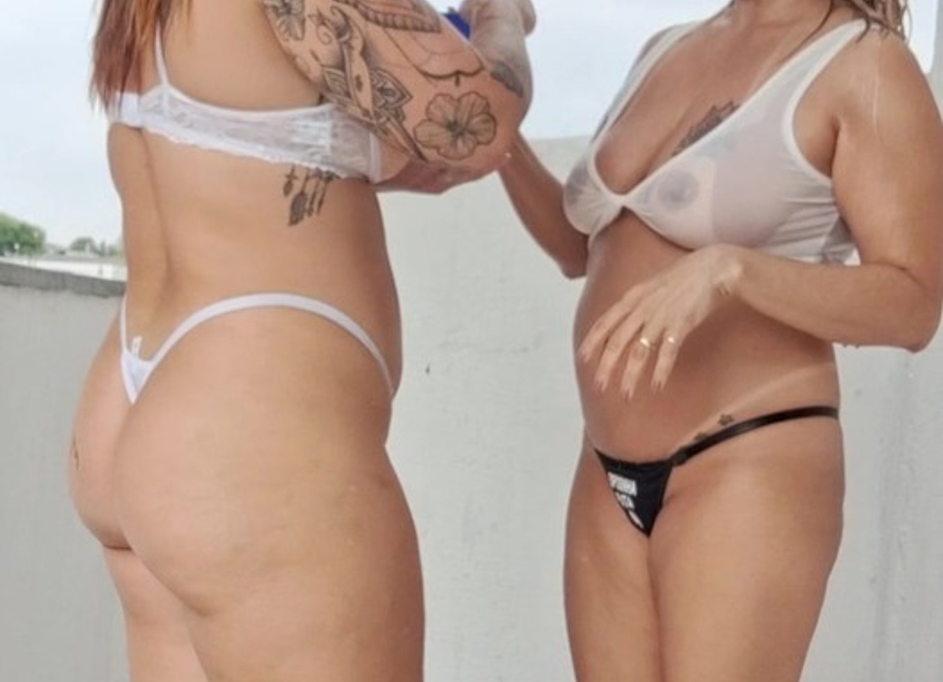 Eu E Minha Amiga Limpando A Varanda Do Apartamento, Fizemos A Obra Da Frente Parar...Os Pedreiros Ficaram Malucos