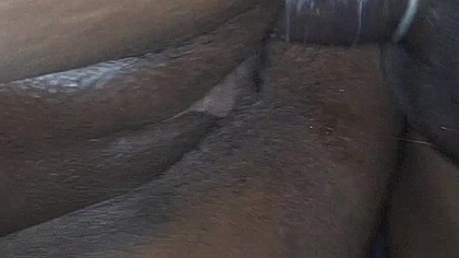 Corno mandou a esposa levar o negao pra cabine e fudeu a pura com forca