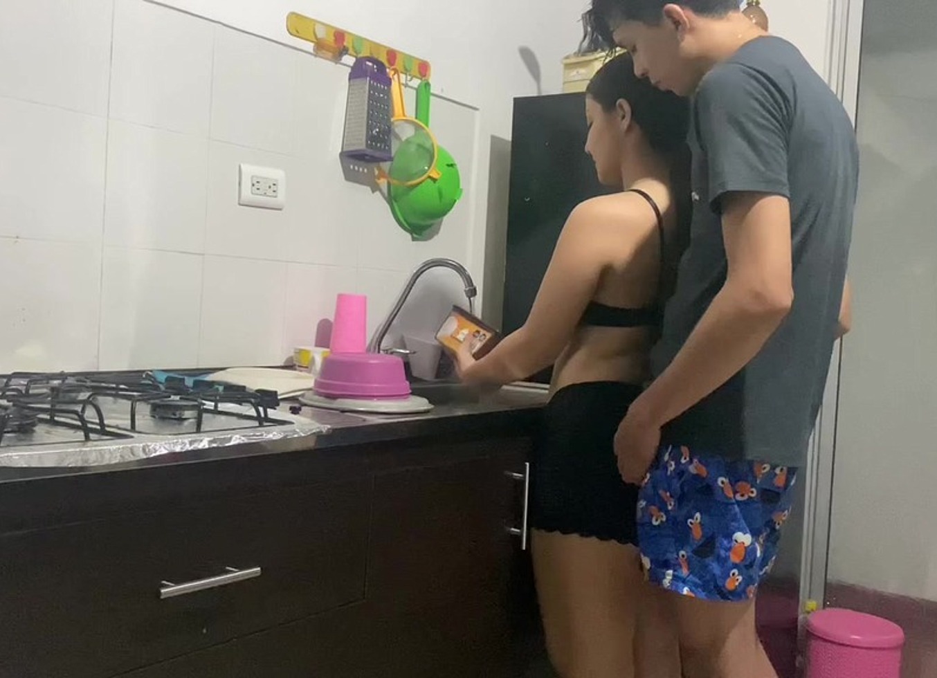 Mi Companera De Cuarto Esta En La Cocina Cocinado Mi Comida Y Aprovecho Para Follarmela