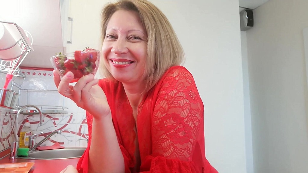 sexy strawberry eating (BarbaraSweet) sexy strawberry eating (BarbaraSweet)