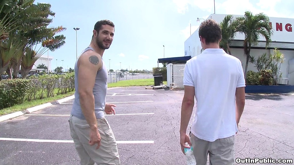 bear guy picks up a stranger (Cameron Kincade, Dean Monroe) bear guy picks up a stranger (Cameron Kincade, Dean Monroe)