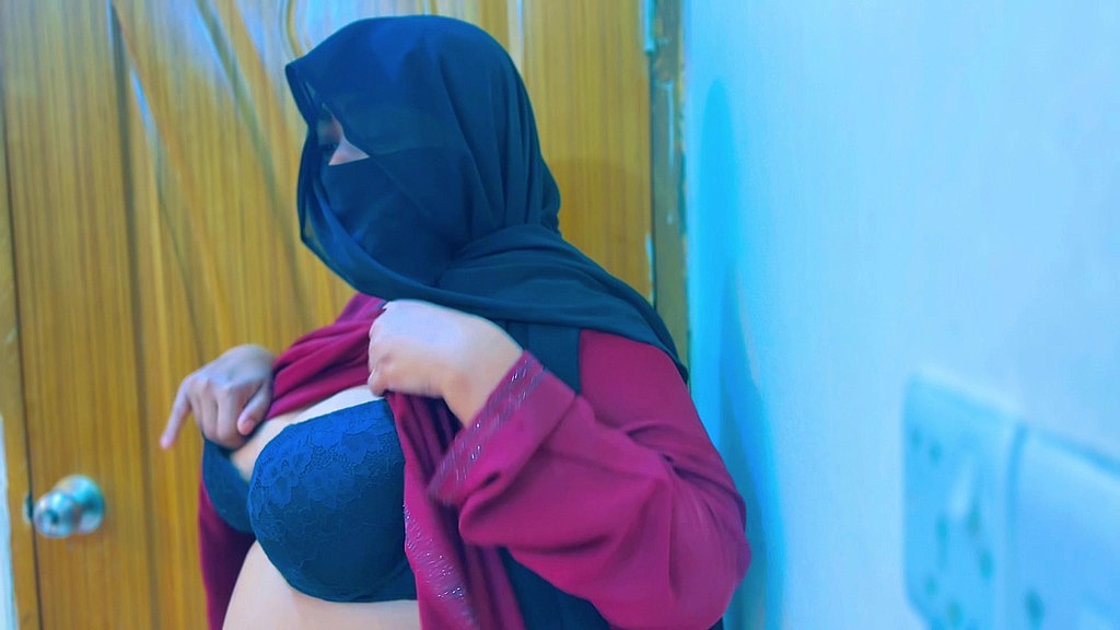 egyptian hot maid gets super horny & start masturbat in office room & boss start handjob by saw her (Hotanippe) egyptian hot maid gets super horny & start masturbat in office room & boss start handjob by saw her (Hotanippe)