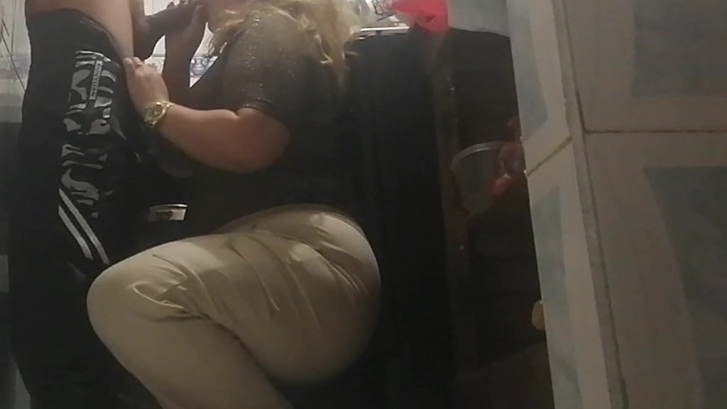mamada en la cocina por la vecina esposa de mi amigo
