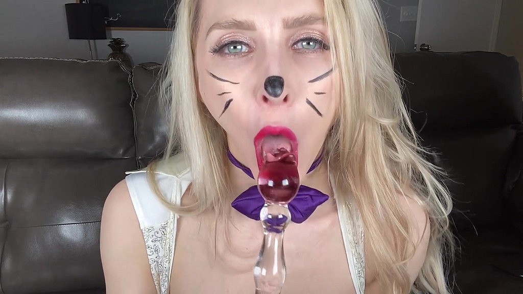 кролик грається своєю іграшкою (Алікс Лінкс) bunny plays with her toy (Alix Lynx)