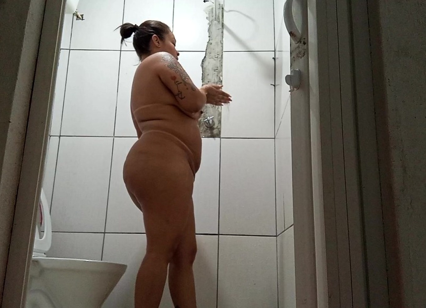 Peguei Safada Do Rabao Gostoso No Banheiro Joguei Leite Dentro