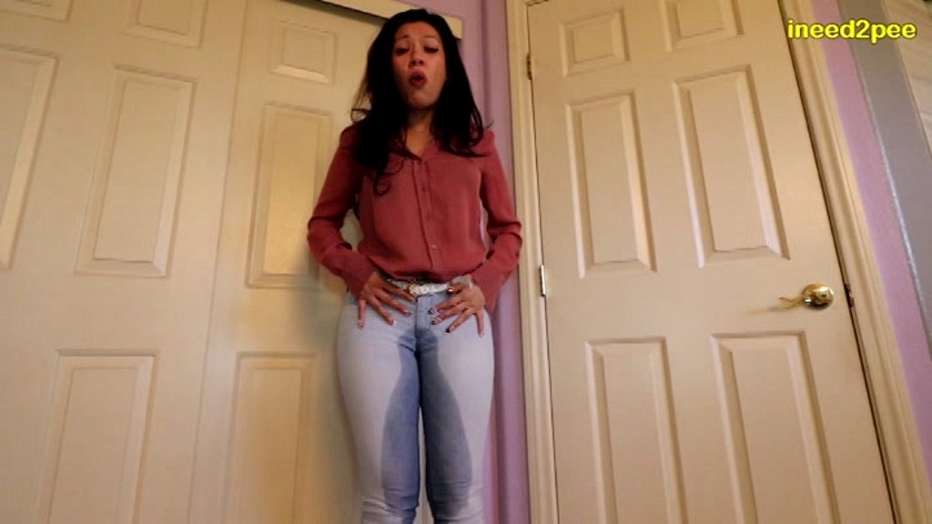 mia wetting her jeans and cumming accidentally (Miss Mia) mia wetting her jeans and cumming accidentally (Miss Mia)