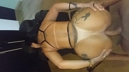 Abrindo a bunda pra levar rola