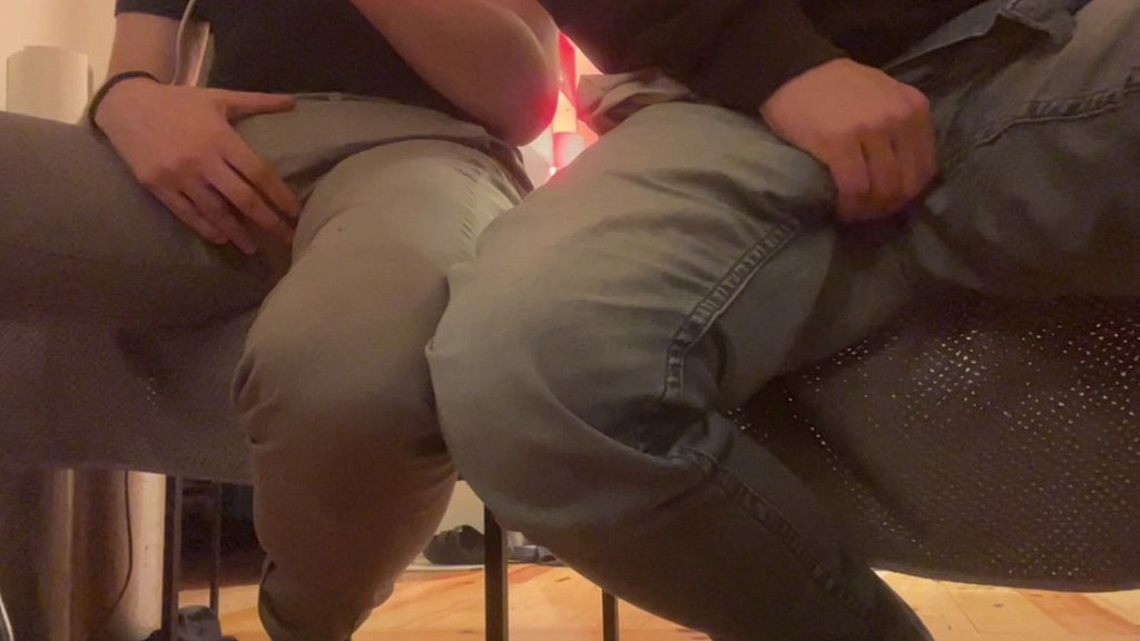 2 amateur flatmates wetting their pants on cam for a follower (Biflatmate, Shyflatmate) 2 amateur flatmates wetting their pants on cam for a follower (Biflatmate, Shyflatmate)