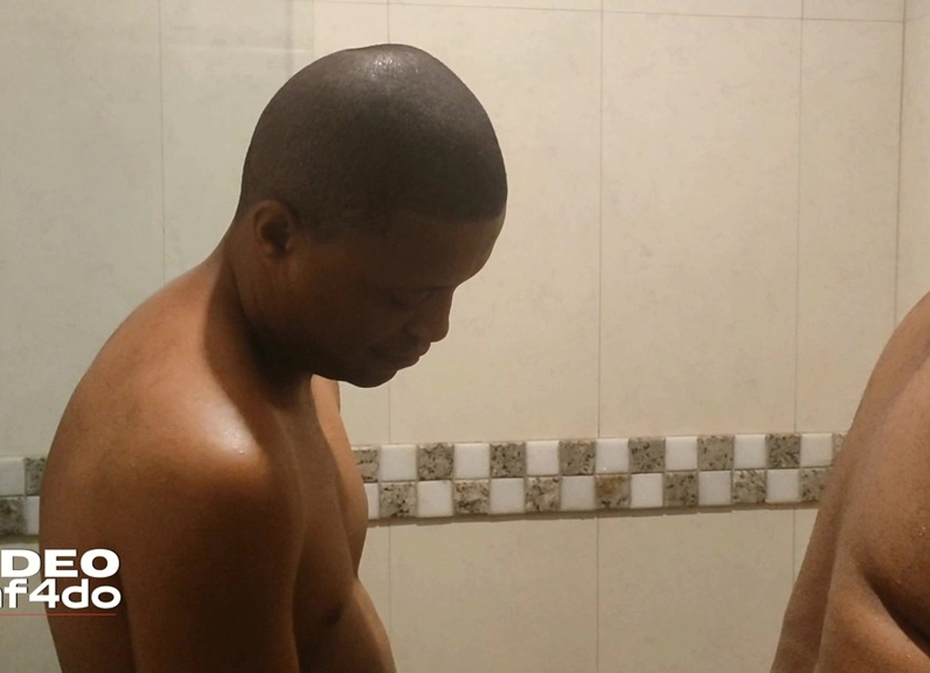 Safadinhos No Banheiro Fazendo Broderagem
