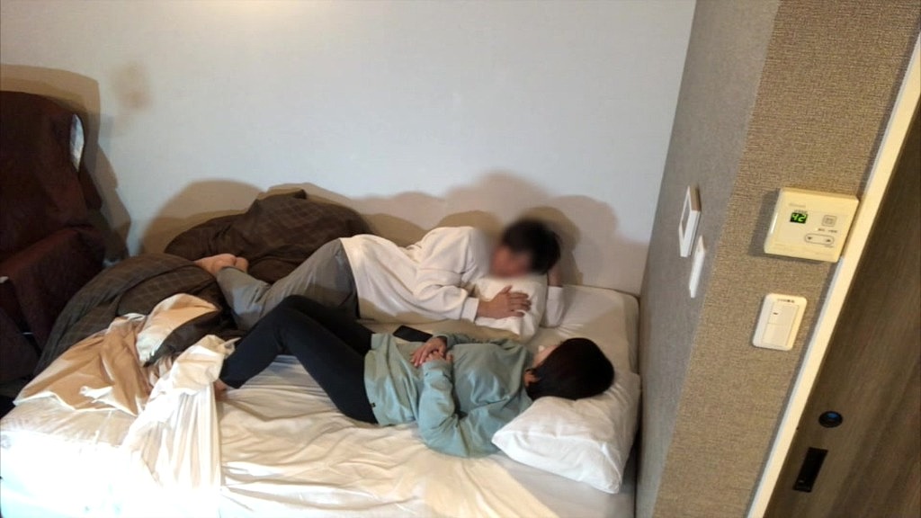バイトの先輩と浮気中に彼氏から電話が掛かってきて「今何してるの?」と電話がきて焦る女子大◯生 (Momoka, Nono) バイトの先輩と浮気中に彼氏から電話が掛かってきて「今何してるの?」と電話がきて焦る女子大◯生 (Momoka, Nono)