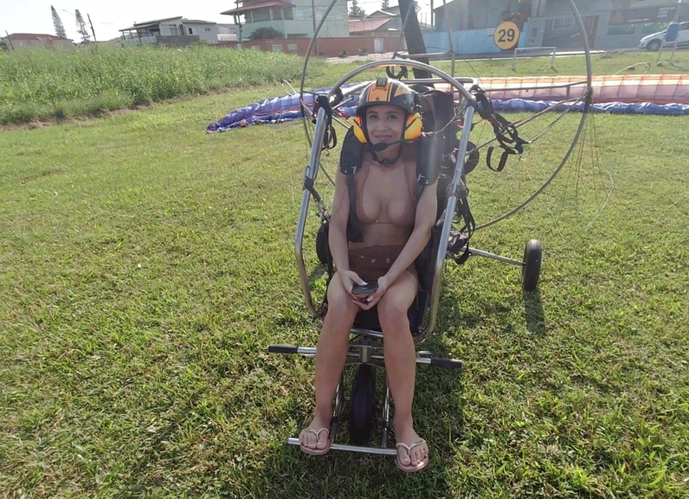 Priscila Belini: Putaria Aerea! Pelada E Se Masturbando No Paramotor