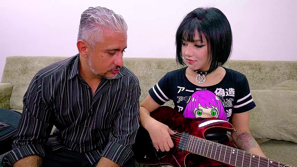Alex Ferraz, Rubi Torres: meu pradrastro me deu uma guitarra de presente e no final deu a rola tambem (AnalVids.com) meu pradrastro me deu uma guitarra de presente e no final deu a rola tambem (Alex Ferraz, Rubi Torres)