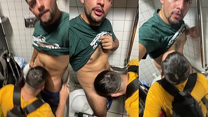 ESTAVA NO BOX DO BANHEIRO PUBLICO E ESSE SAFADO ENTROU COM SEDE DE PICA, SE AJOELHOU E MAMOU.