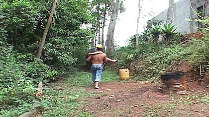 Operario contratado para colocar o pau para dentro da patroa RED