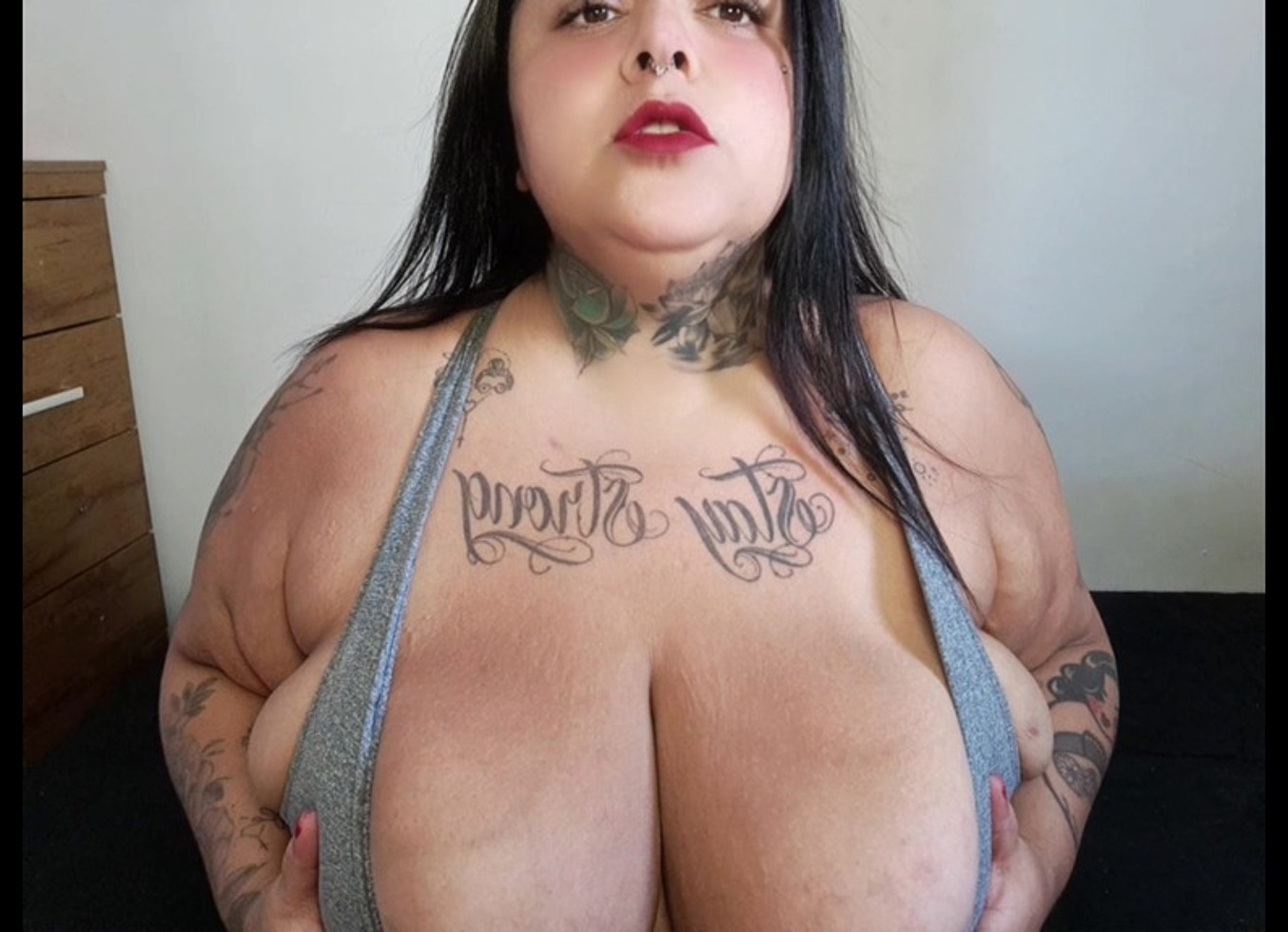 BBW Passando Lubrificante Nos Peitoes E Gozando