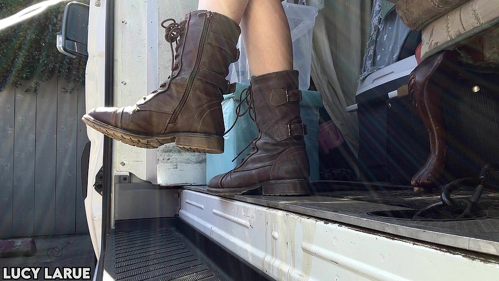 брудний ванліфер коричневий чобіт дражнити (Люсі ЛаРю) dirty vanlifer brown boot tease (Lucy LaRue)