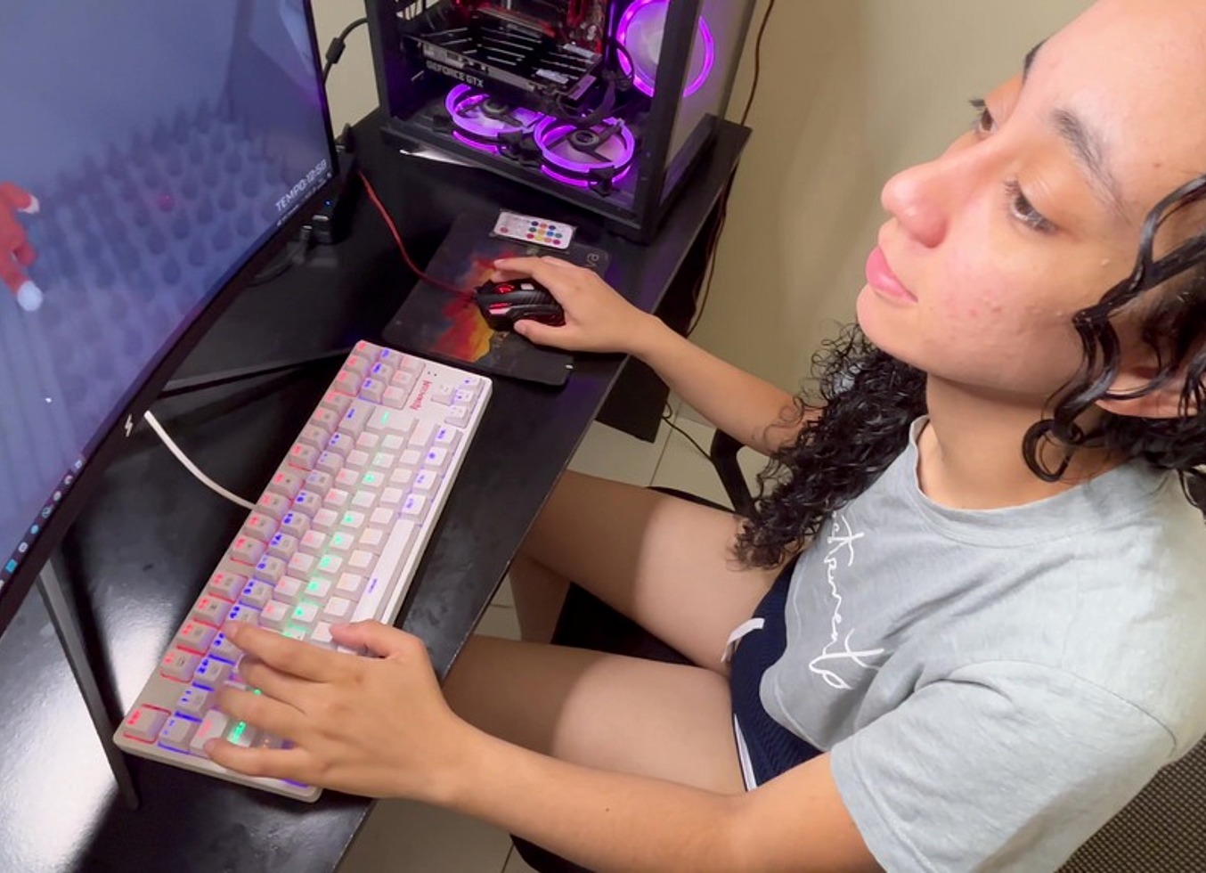 Ela Estava Jogando E Nao Resistiu Ao Ver O Meu Pau Em Sua Frente